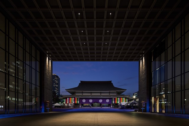日本初、寺院の山門と一体となった建物です。
